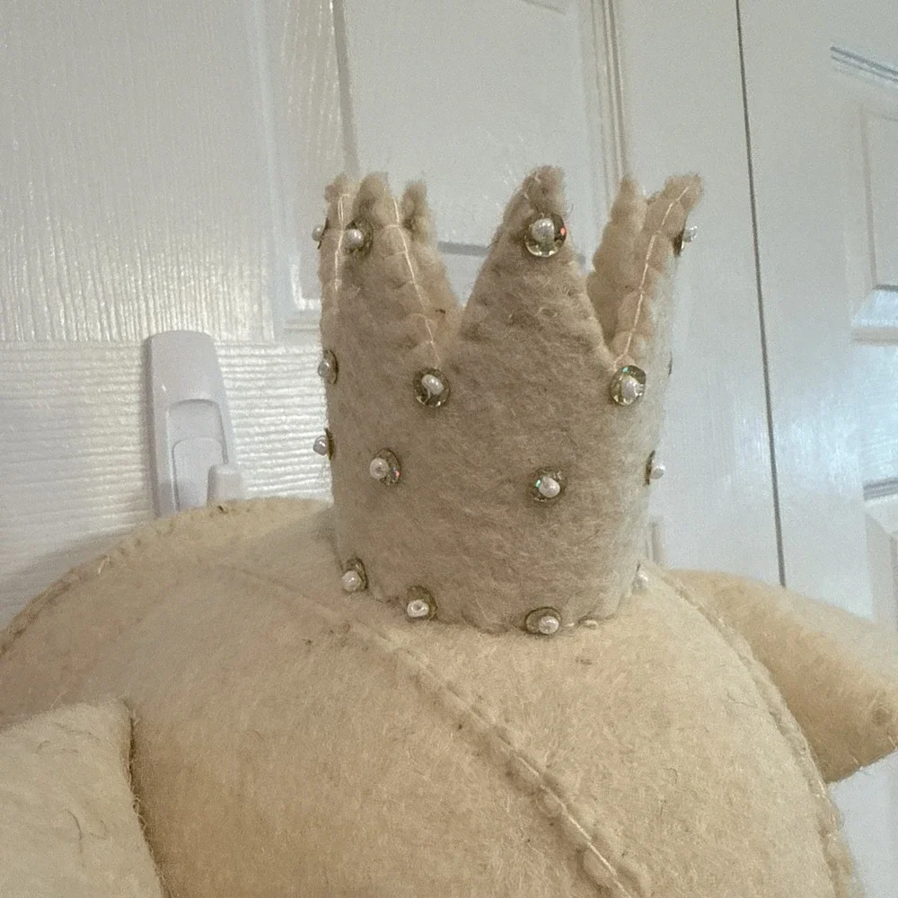 Fiona Walker Elephant Head With Sleepy Eyes And Gold Crown‎